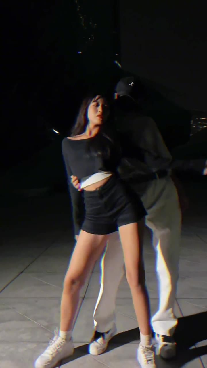 想不到吧 两个女孩子都这么会扭#舞蹈