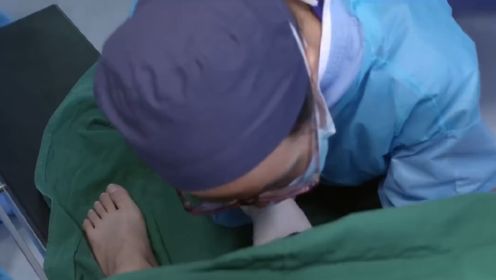 产科医生：病人分娩，手术刀落在了主任脚上，女医生做法看愣众人