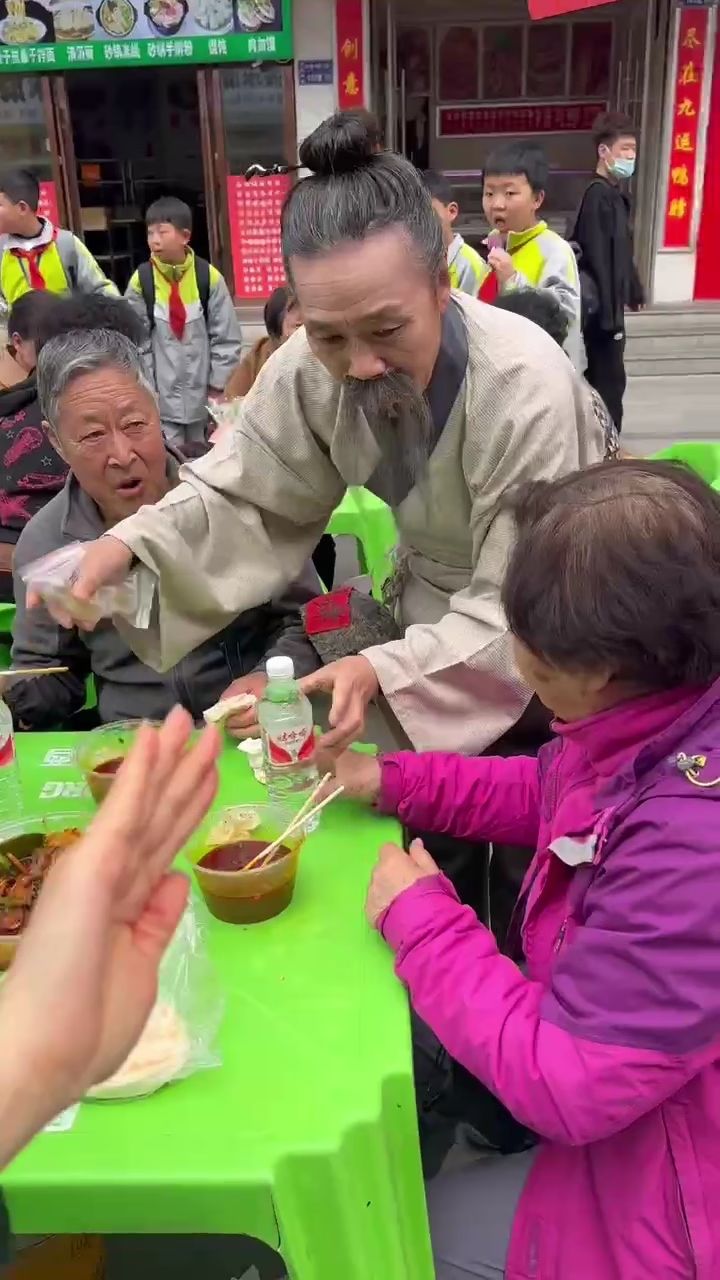 姜岐路边送蜂蜜水 - 腾讯视频