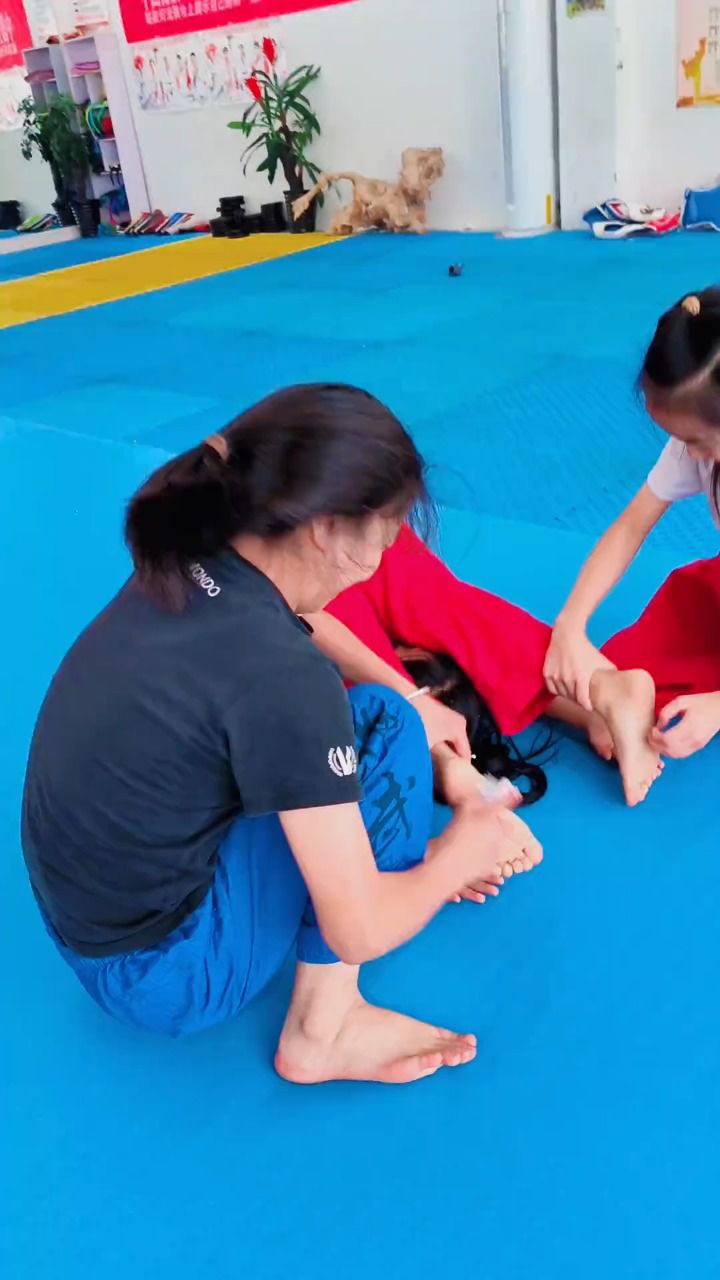 跆拳道萌娃 ，挠脚心