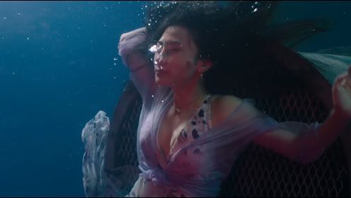 电影《天火》：男子水下向女友求婚，却被火山岩浆包围，险些丧命