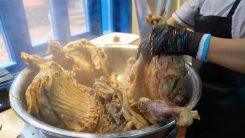 新疆人吃肉有多豪横？20年老店每天煮30只羊，吃手抓肉的人排成队