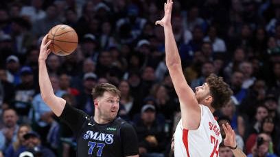 《TOP时刻》【原声】29日NBA十佳球 德罗赞吃饼重扣东契奇致敬“天勾“