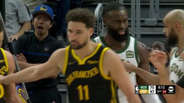 单吃库里还是颇有心得 布朗打成2+1库里身背4犯