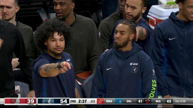 替补席戏太足！戈贝尔抢爆篮板飞身补扣轻而易举