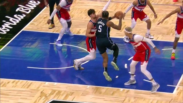 难度系数五颗星！班凯罗人缝闪转腾挪翻身跳投稳稳命中