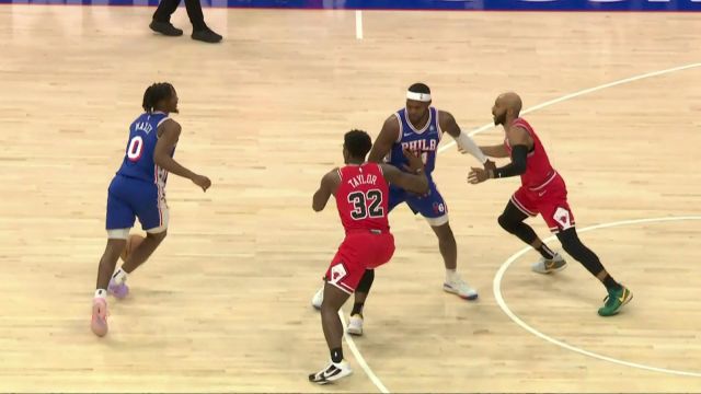 撤步甩开防守 马克西三分架炮开火正中靶心