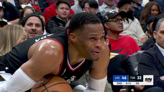 用行动感染着每一个人！威少场上活力满满连续点抢进攻篮板