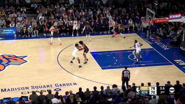 出色的无球走位 克莱接球上篮继续保持两位数分差