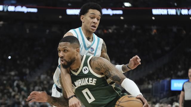 利拉德vs黄蜂集锦 全场拿下23+9+7全面数据带领雄鹿大胜黄蜂