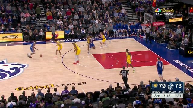 二人转击破禁区 福克斯送出两记助攻助穆雷连续暴扣