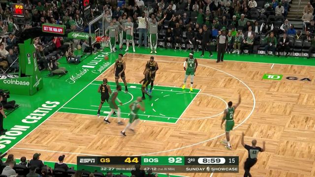 已经完全秀起来了 杰伦-布朗篮下空中转身分球塔图姆三分穿网而过