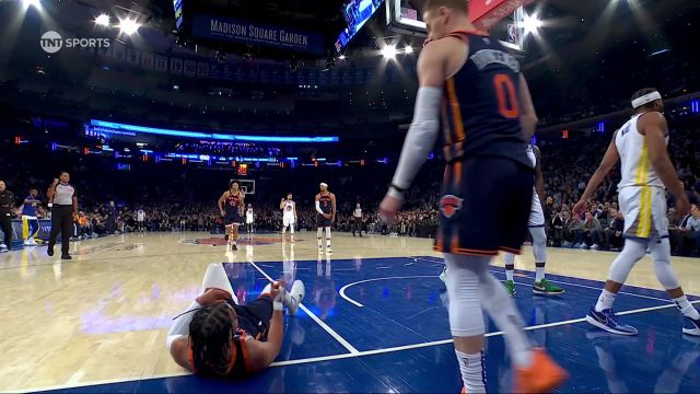 格林回头望月送出妙传 穆迪接球沉着冷静骗过布伦森打成2+1