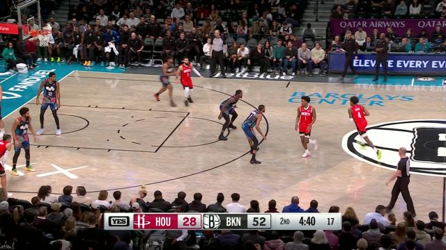 无惧防守干拔出手 格林外线迎着防守三分手起刀落