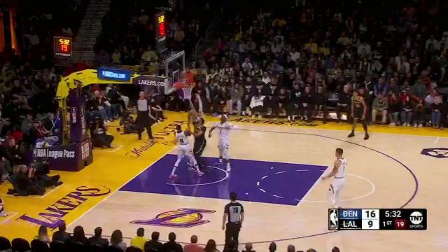 詹姆斯眼观六路长传连线 浓眉深入敌营1V3强打拿下