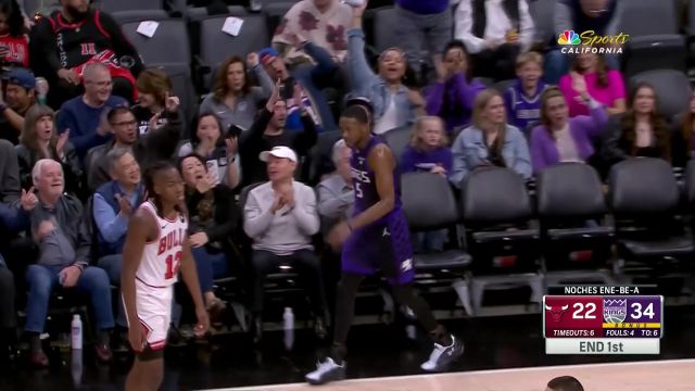 展示何为球星实力！福克斯强突篮下高难度上篮压哨打进