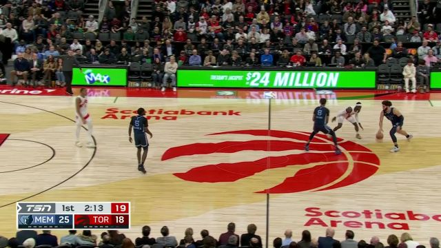 积极绝对有用！施罗德抢断快攻妙传跟进的巴恩斯一飞冲天双手暴扣