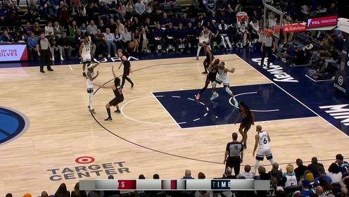 《NBA全场集锦》防线溃败得不像样 戈贝尔篮下接球轻松扣进