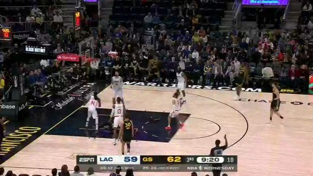 追梦与祖巴茨拼抢篮板 被暴击面部倒地久久不起