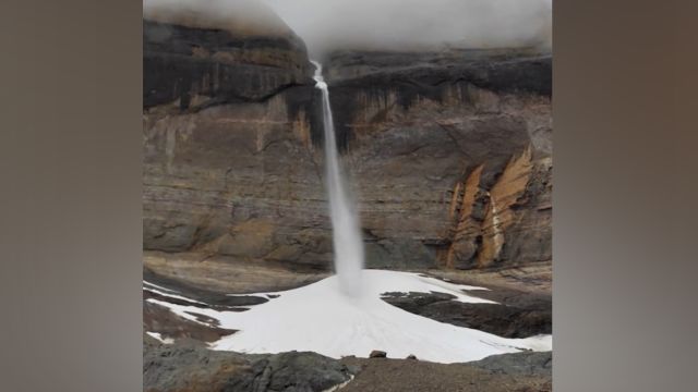 西藏阿里现“雪瀑飞流”奇观!雪浪从岩隙石缝穿空而出