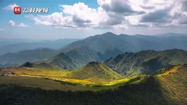 风和日丽!航拍视角欣赏秦楚古道高山草甸江山如画