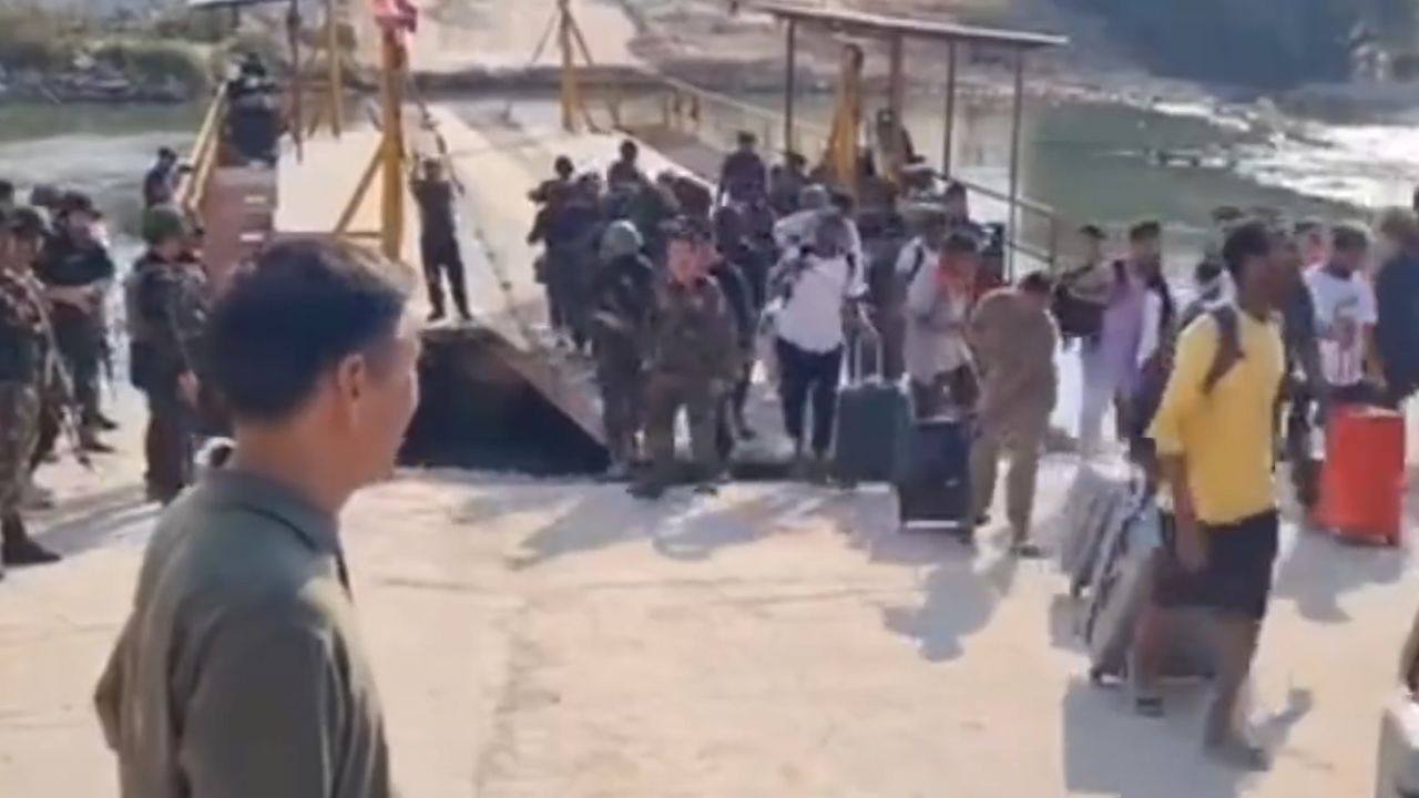 缅甸向泰国移交261名电诈园区被解救人员现场：获救者携行李过河_高清