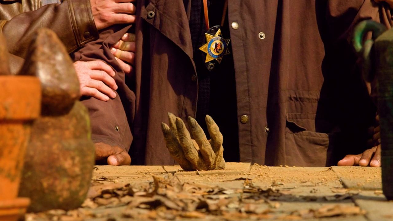 女人挖出前年干尸的怪手,奇幻惊悚恐怖电影