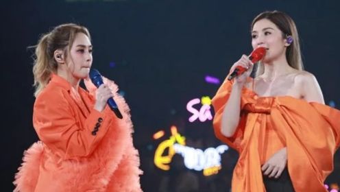 Twins香港演唱会重现侧手翻，亲密互动引全场欢呼：真的亲了吗？