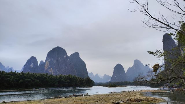 床车自驾游全国桂林,阳朔兴坪古镇游漓江爬老寨山,沿漓江而上找到了不错的露营地