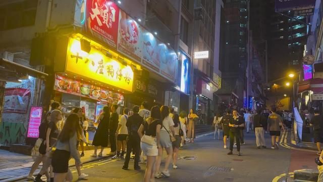 香港的夜生活是东西方文化的交融,尝试不同特色夜店让人耳目一新 #街拍 #城市生活 #酒吧街