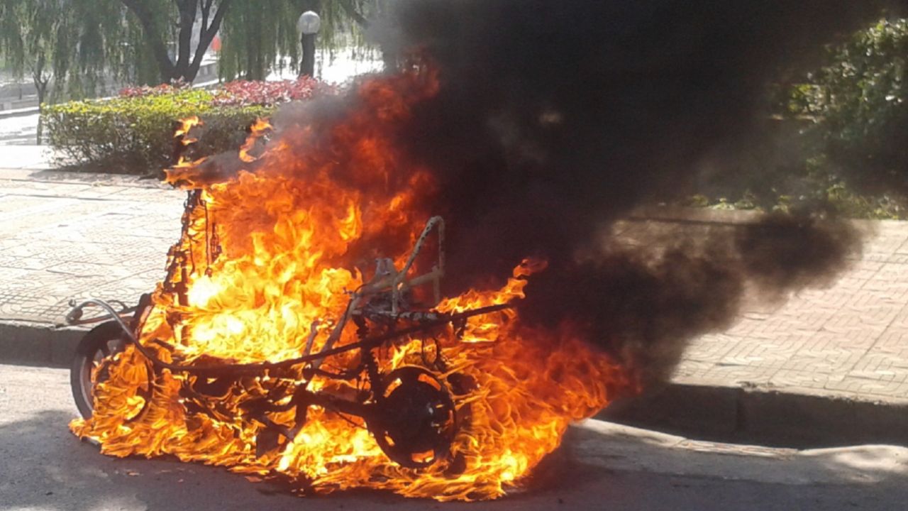 一年发生1.8万起电动车火灾,全都是锂电池的原因?行内人说实话