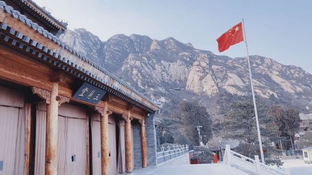 龙泉寺是中国佛学院所在地,寺庙建于辽代,历经千年风雨,依然保存完好寺内还有许多文物古迹,如辽代的石刻、明代的铜钟等这些文物见证了龙泉寺的历...