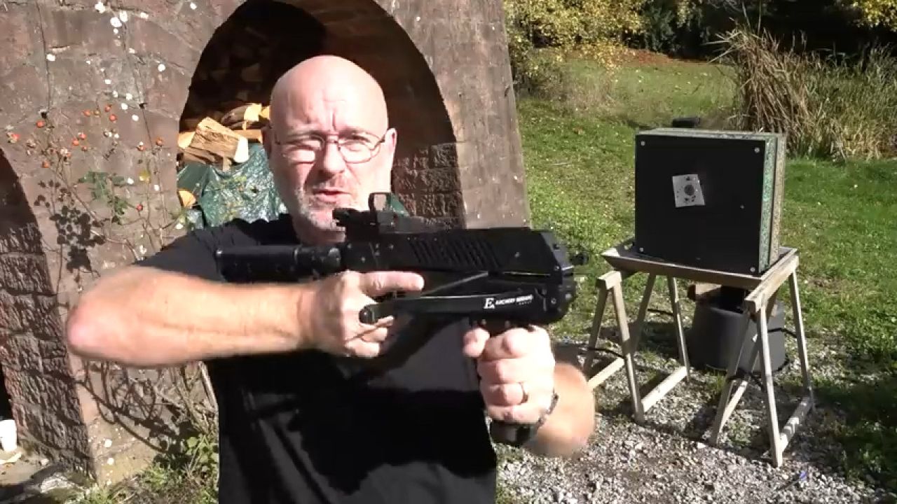 国外合法拍摄箭盒连发弩ek系列眼镜蛇r9反曲弩蝰蛇ss弩户外性能测试