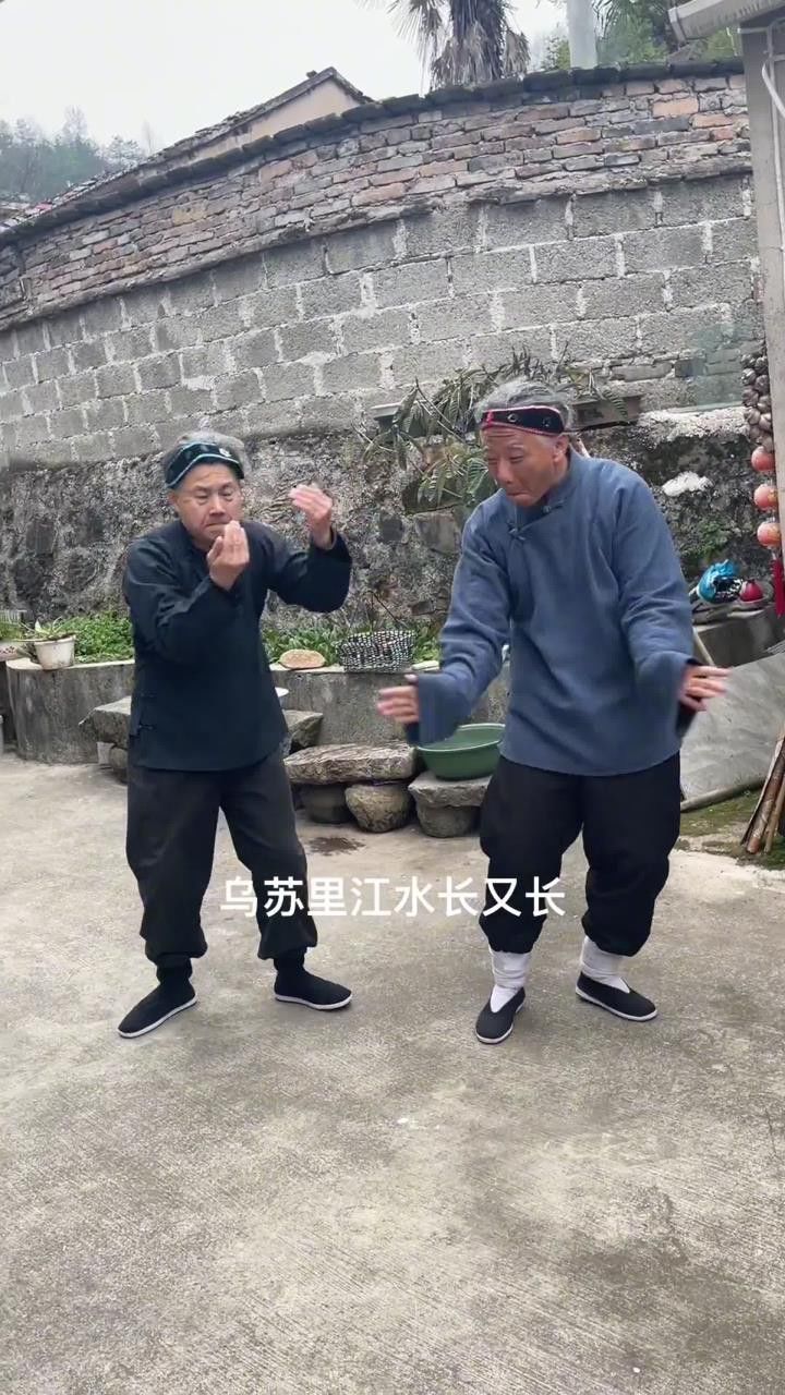 带着闺蜜跳一曲美美哒.#农村搞笑段子#灵魂舞者#百变生哥
