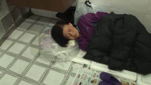 韩国一位阿姨为躲避丈夫家暴，竟躲在公共厕所住了十多年