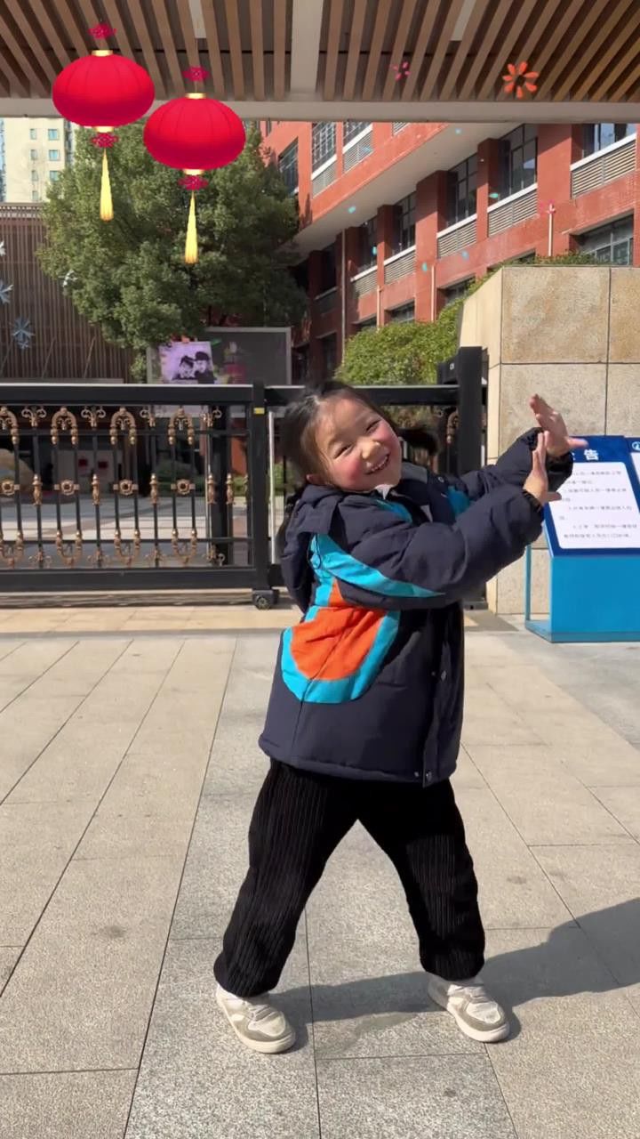 快过年啦,被各种喜庆的舞蹈洗脑了哈哈哈,跟妹妹一起来接好运咯#校服