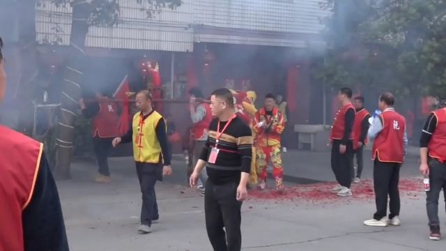 福建龙岩上南村游神民俗,村民抬着神像走街入户巡游,你们见过吗