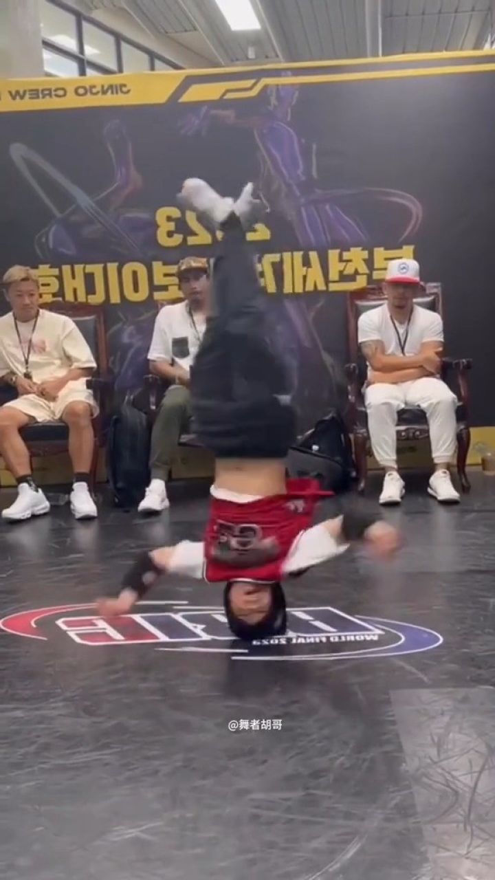 小学生参加街舞比赛,开第一招头转震惊全,这3500学的街舞你们信吗?