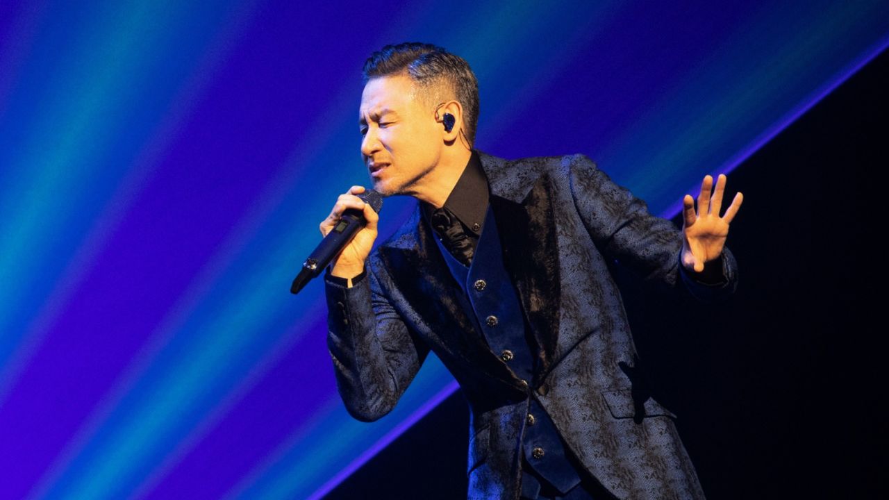 张学友演唱会现场丝滑劈叉,自侃是"杨过",就此前演出取消致歉