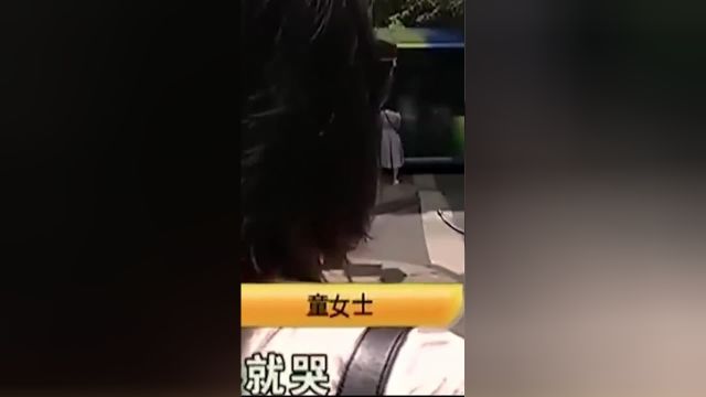 女子坐出租车不交车费,声称自己下车后支付,司机竟把女子关车内!#社会百态#出租车#支付#女子#网约车 2