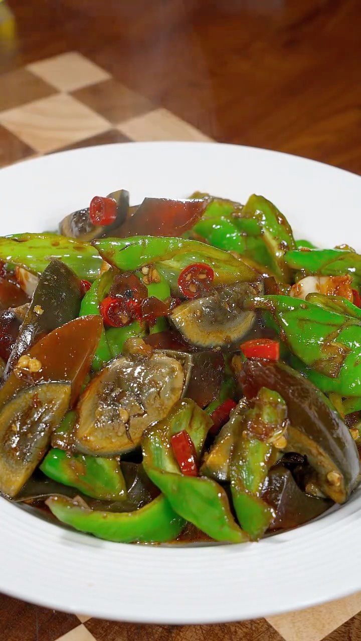 青椒炒皮蛋,以后你要是想吃皮蛋炒辣椒你就像我这么做