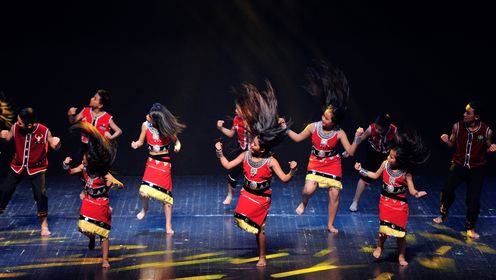 加林加林赛~加林加林赛~来观赏佤族孩子们的甩发舞！