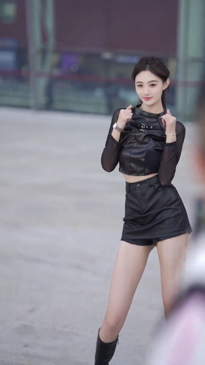 时尚街拍美女 #大长腿 #完美身材 #街拍穿搭 #腿精上线