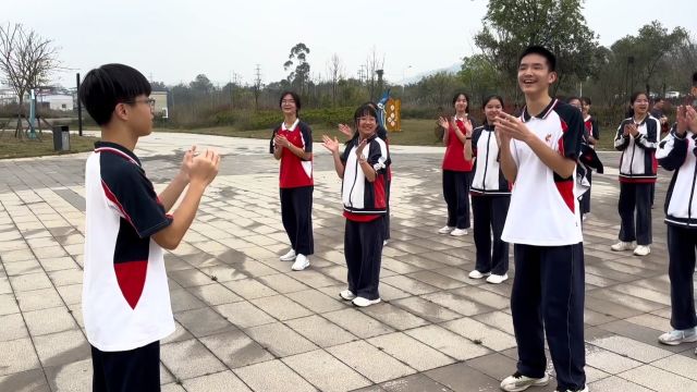 作为新晋网红城市,柳州因为螺蛳粉“火出圈”,又因为新能源汽车产业的崛起,深受业内关注.2024年3月17日下午,2022级的全体师生走进柳州螺蛳粉小...