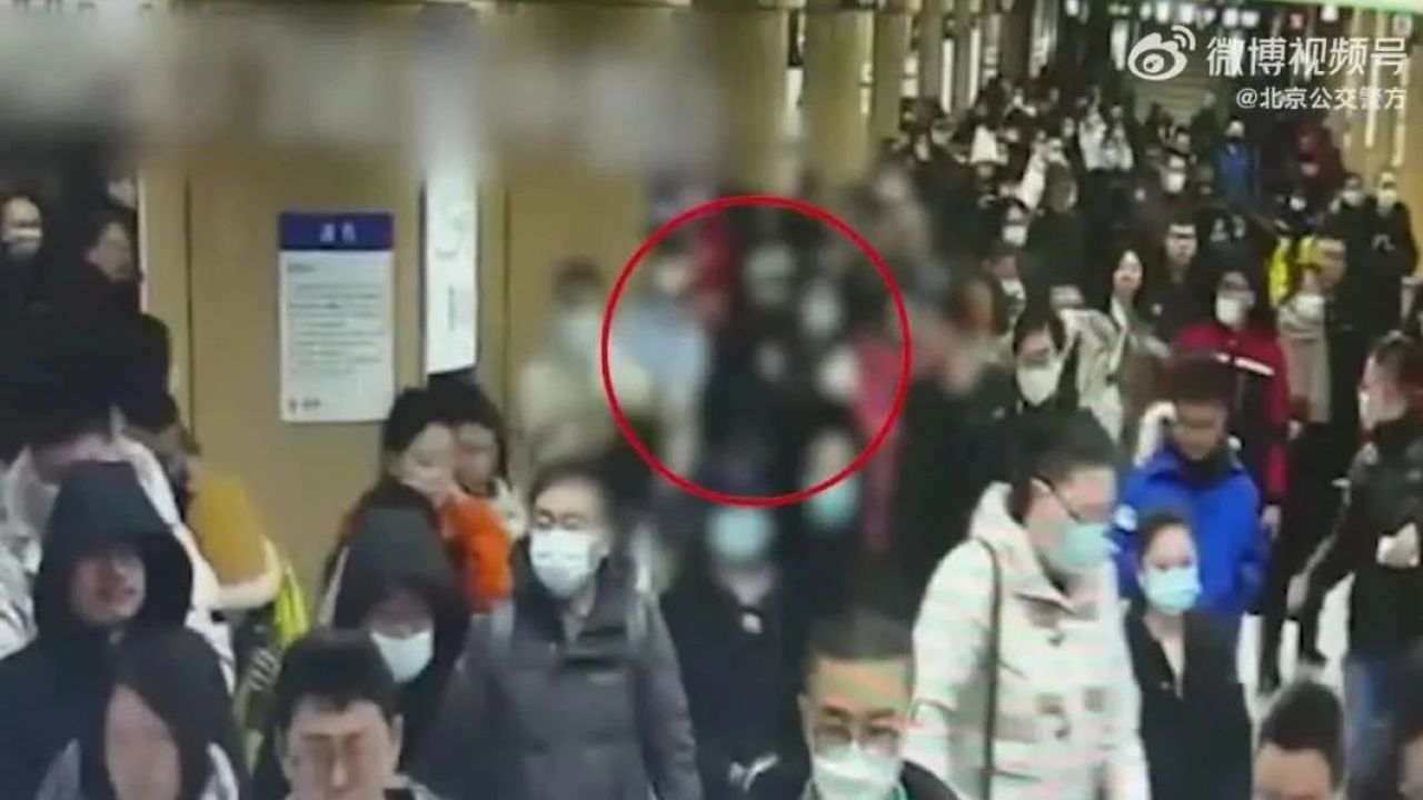 事发北京地铁2号线!两男子边赶路边打架,拘!