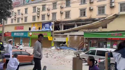广西南宁一临街楼房发生坍塌 当地：涉嫌违规施工，无人员伤亡
