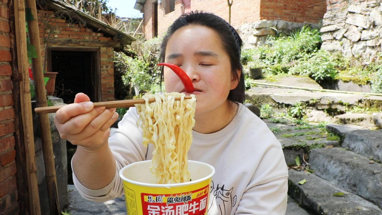 苗大姐腰酸不舒服,超市活动习600元姨妈巾,吃魔鬼辣面