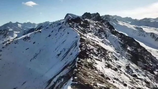 冬日雪封巴郎山 登山踏雪海尔凼