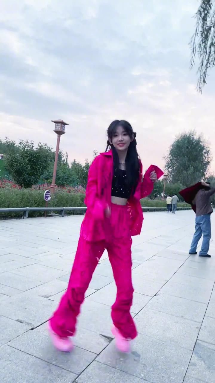 都说这套衣服很鲜亮 宋小睿#美女 #舞蹈#drilldace#浅跳一下#一学就会