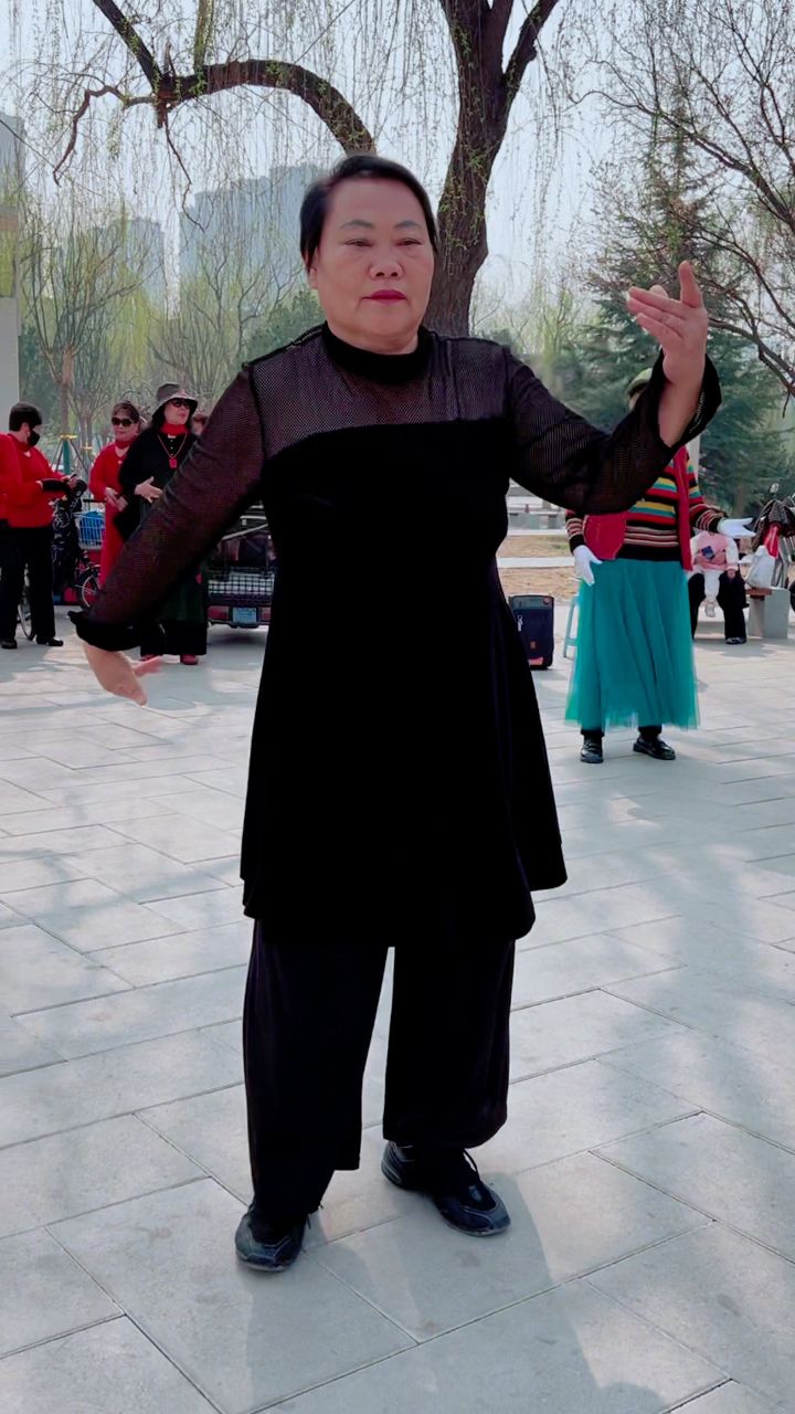 大妈跳伦巴库克拉恰